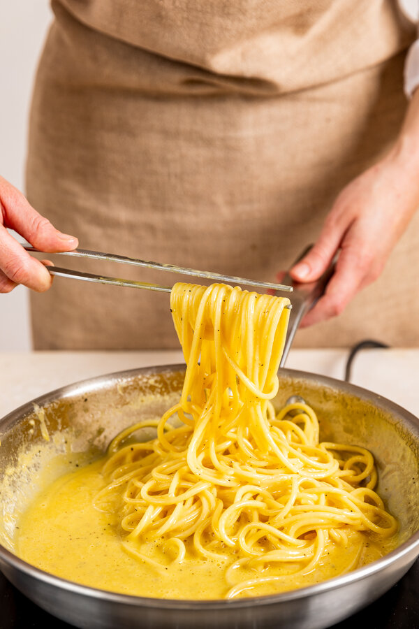 Sekoita pasta carbonara-kastikkeeseen