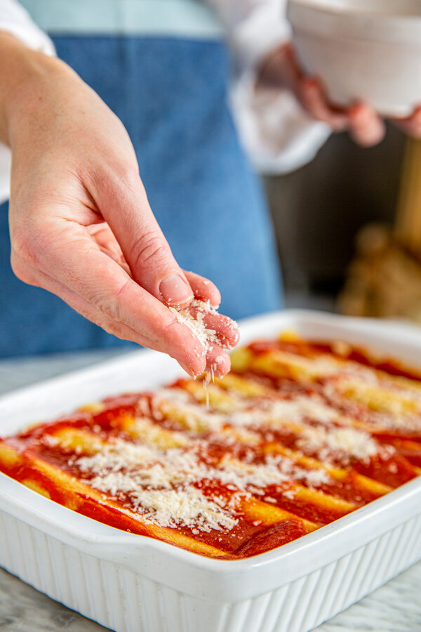 Parmesaania cannellonien päälle