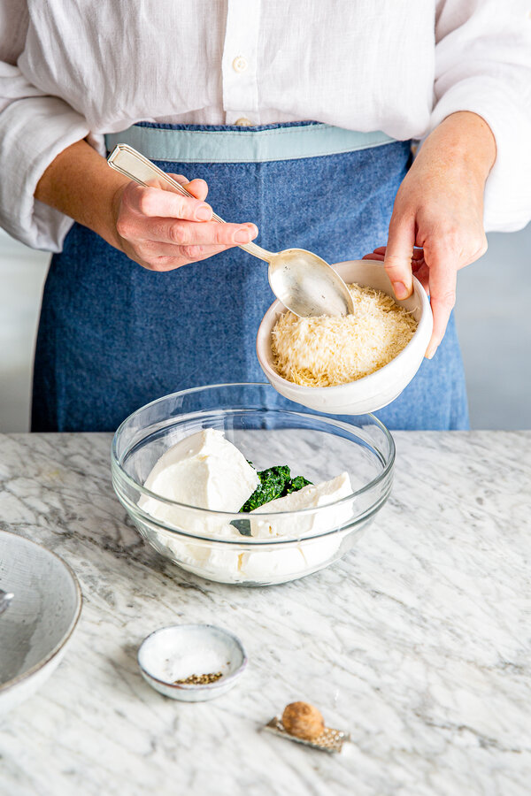 Sekoita pinaatti, ricotta ja parmesaani.
