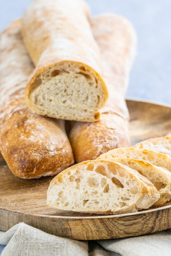   tyypillinen ilmava ja huokoinen ciabatta-leivän mureus.