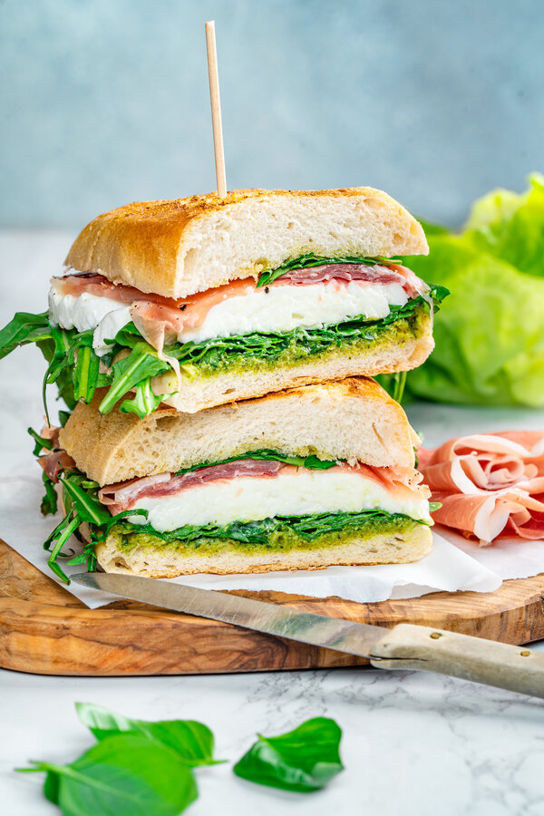Ciabatta-voileipä, jossa on mozzarellaa ja kinkkua.