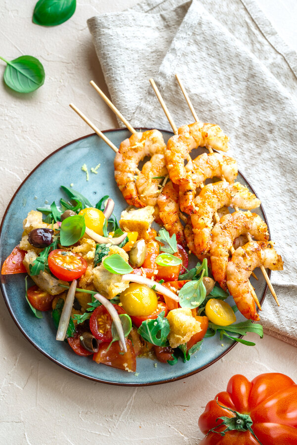 Panzanella grillattujen katkarapuvartaiden kanssa